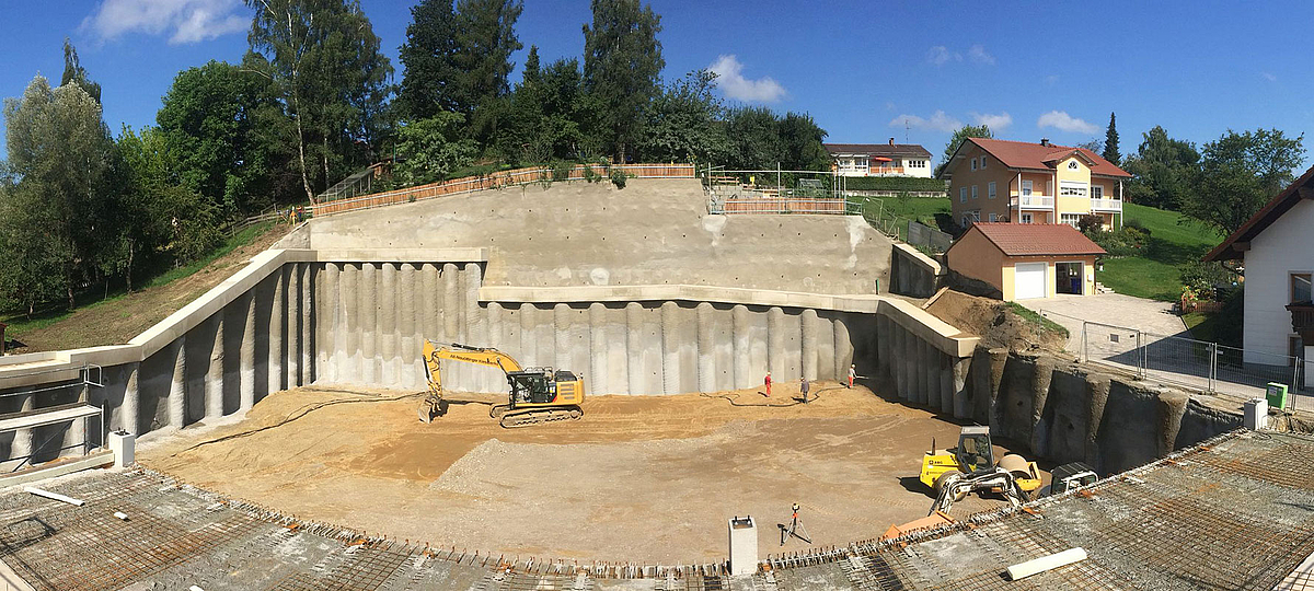 Neubau eines Edeka-Marktes und Bankverwaltungsgebäudes mit Parkhaus in Reischach