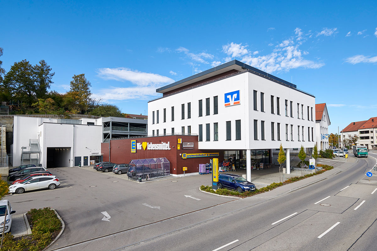 Neubau eines Edeka-Marktes und Bankverwaltungsgebäudes mit Parkhaus in Reischach