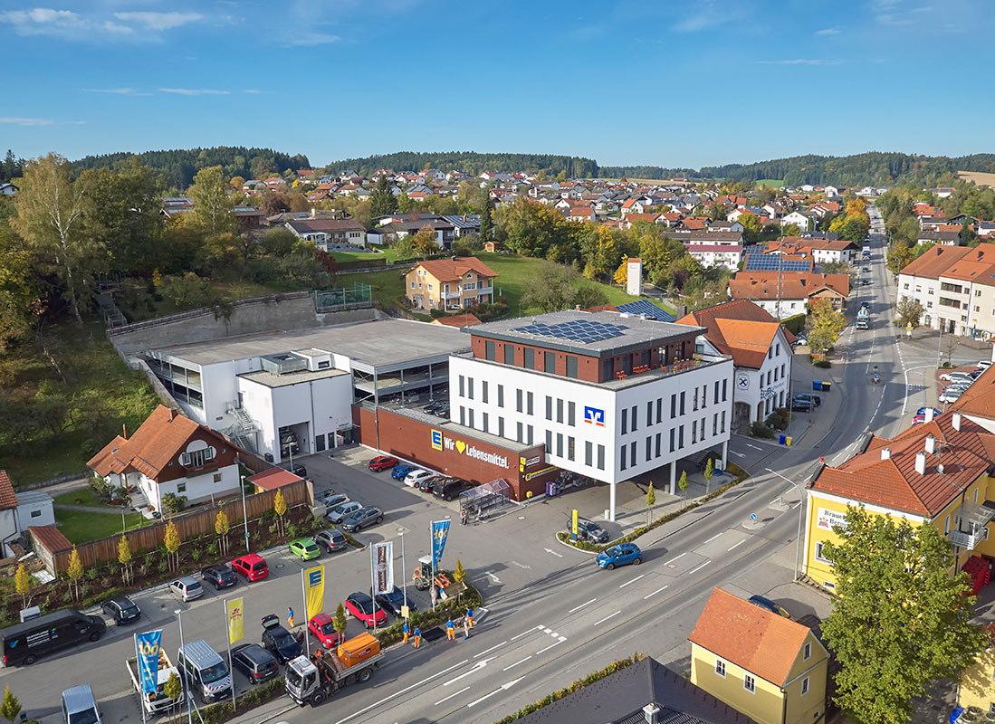 Neubau eines Edeka-Marktes und Bankverwaltungsgebäudes mit Parkhaus in Reischach