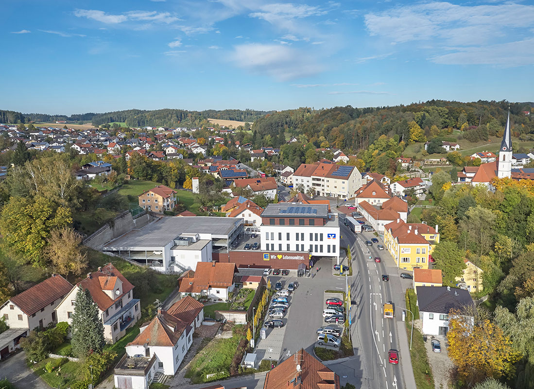 Neubau eines Edeka-Marktes und Bankverwaltungsgebäudes mit Parkhaus in Reischach