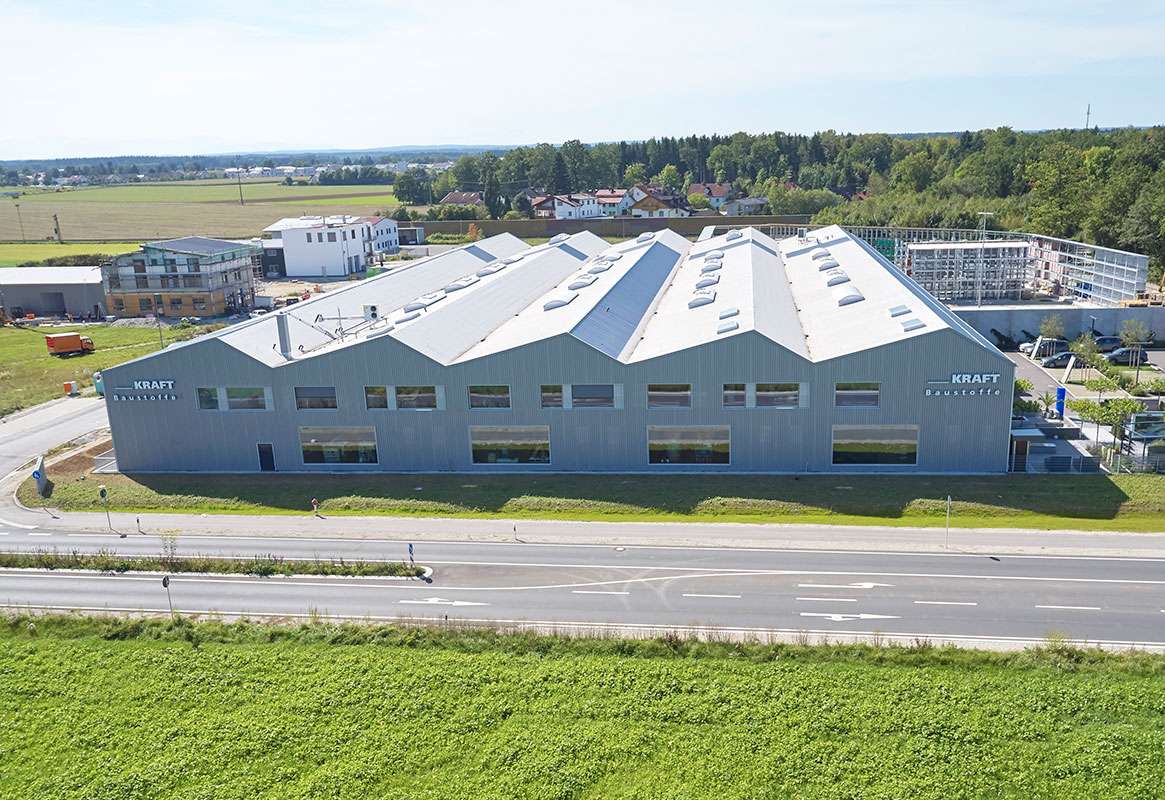 Neubau eines Lager- und Produktionsgebäudes mit Büro und Fachmarkt für Kraft Baustoffe in Höhenkirchen
