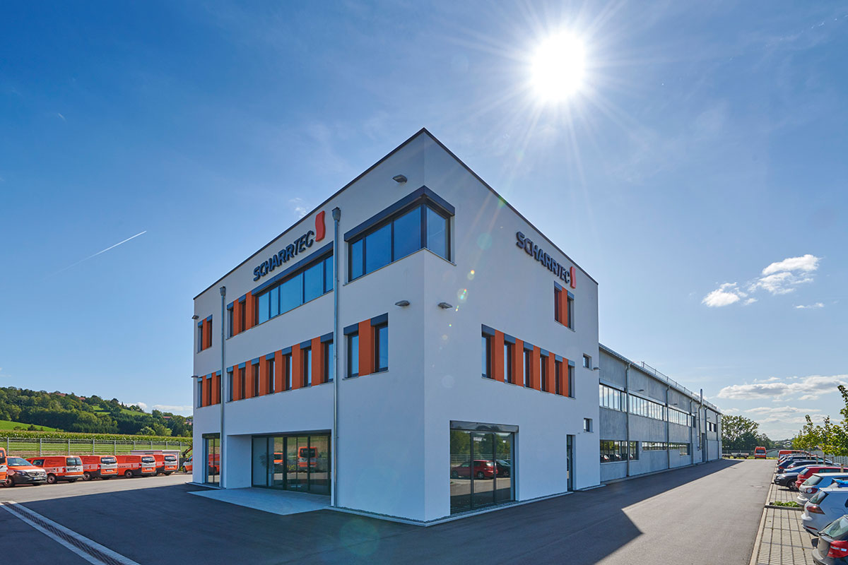 Neubau einer Niederlassung mit Bürogebäude und Produktionshalle für SCHARRTEC in Hunderdorf