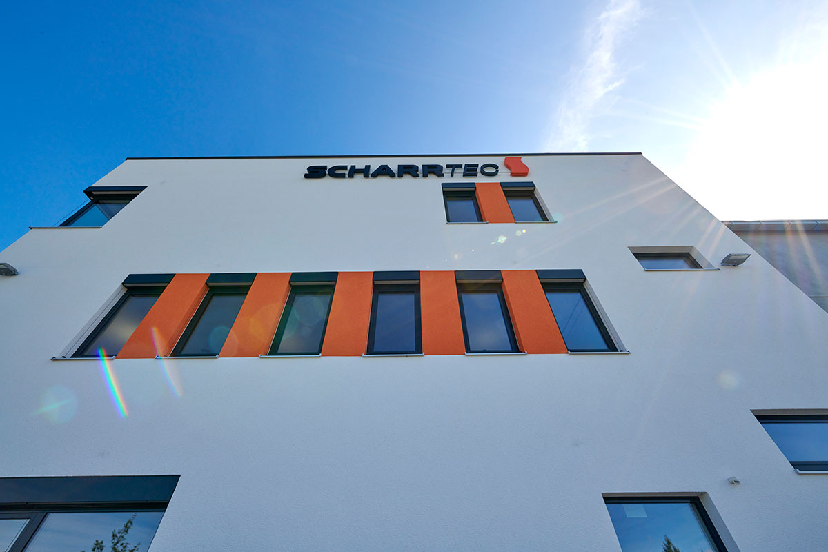 Neubau einer Niederlassung mit Bürogebäude und Produktionshalle für SCHARRTEC in Hunderdorf