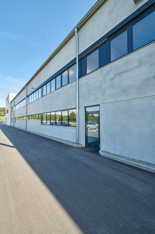 Neubau einer Niederlassung mit Bürogebäude und Produktionshalle für SCHARRTEC in Hunderdorf